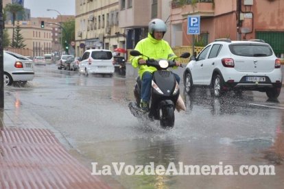 Fuertes lluvias en la provincia causan un centenar de emergencias en la capital y el Poniente.