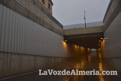 Fuertes lluvias en la provincia causan un centenar de emergencias en la capital y el Poniente.