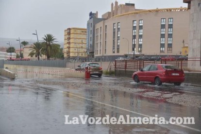Fuertes lluvias en la provincia causan un centenar de emergencias en la capital y el Poniente.