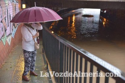 Fuertes lluvias en la provincia causan un centenar de emergencias en la capital y el Poniente.