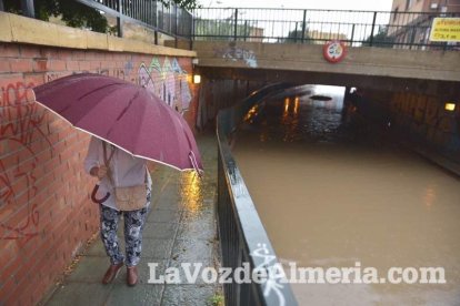 Fuertes lluvias en la provincia causan un centenar de emergencias en la capital y el Poniente.