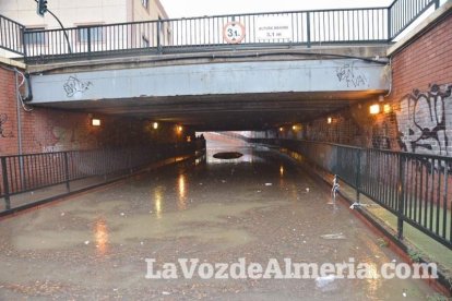 Fuertes lluvias en la provincia causan un centenar de emergencias en la capital y el Poniente.