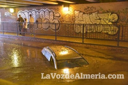 Fuertes lluvias en la provincia causan un centenar de emergencias en la capital y el Poniente.