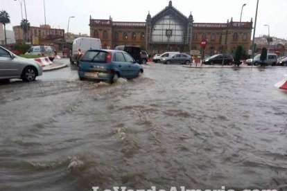 Fuertes lluvias en la provincia causan un centenar de emergencias en la capital y el Poniente.