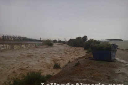 Fuertes lluvias en la provincia causan un centenar de emergencias en la capital y el Poniente.