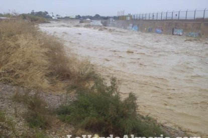 Fuertes lluvias en la provincia causan un centenar de emergencias en la capital y el Poniente.