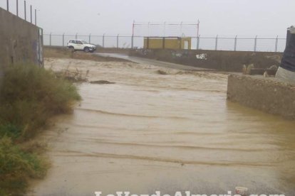 Fuertes lluvias en la provincia causan un centenar de emergencias en la capital y el Poniente.