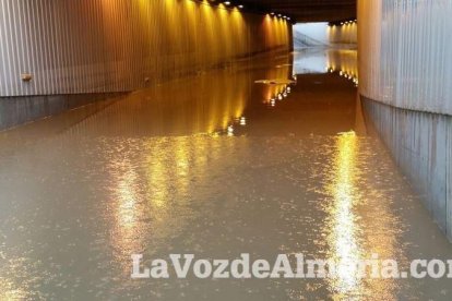 Fuertes lluvias en la provincia causan un centenar de emergencias en la capital y el Poniente.