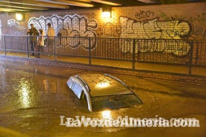 Fuertes lluvias en la provincia causan un centenar de emergencias en la capital y el Poniente.