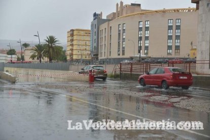 Fuertes lluvias en la provincia causan un centenar de emergencias en la capital y el Poniente.