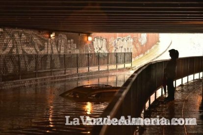 Fuertes lluvias en la provincia causan un centenar de emergencias en la capital y el Poniente.