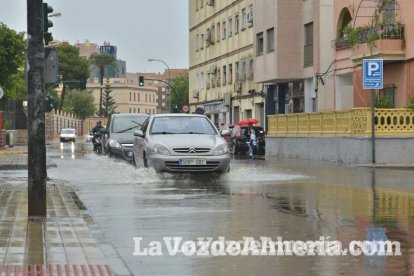 Fuertes lluvias en la provincia causan un centenar de emergencias en la capital y el Poniente.