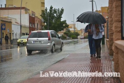 Fuertes lluvias en la provincia causan un centenar de emergencias en la capital y el Poniente.