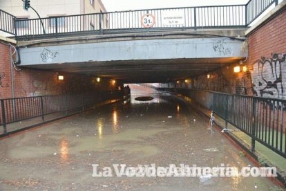 Fuertes lluvias en la provincia causan un centenar de emergencias en la capital y el Poniente.