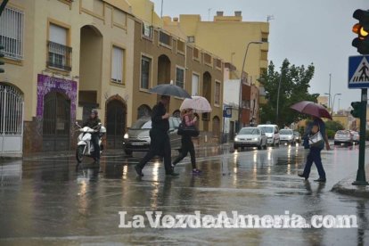 Fuertes lluvias en la provincia causan un centenar de emergencias en la capital y el Poniente.