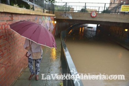 Fuertes lluvias en la provincia causan un centenar de emergencias en la capital y el Poniente.