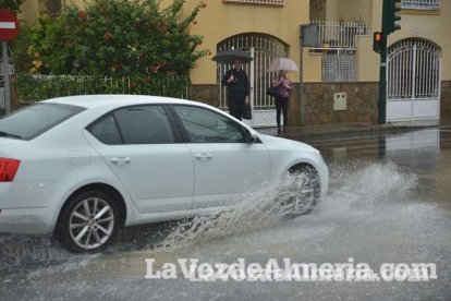 Fuertes lluvias en la provincia causan un centenar de emergencias en la capital y el Poniente.