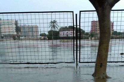Fuertes lluvias en la provincia causan un centenar de emergencias en la capital y el Poniente.