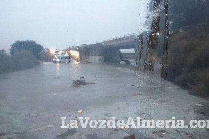 Fuertes lluvias en la provincia causan un centenar de emergencias en la capital y el Poniente.