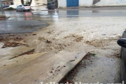 Fuertes lluvias en la provincia causan un centenar de emergencias en la capital y el Poniente.