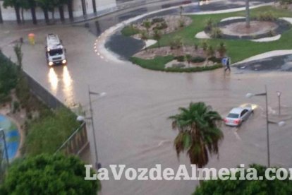 Fuertes lluvias en la provincia causan un centenar de emergencias en la capital y el Poniente.