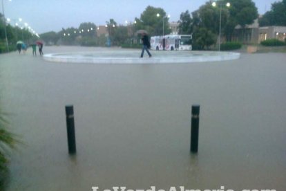 Fuertes lluvias en la provincia causan un centenar de emergencias en la capital y el Poniente.