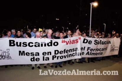 Concentración de la Mesa del Ferrocarril en defensa del tren en Almería. Fotos: Néstor Cánovas.