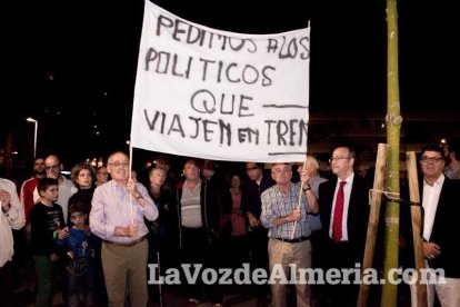 Concentración de la Mesa del Ferrocarril en defensa del tren en Almería. Fotos: Néstor Cánovas.