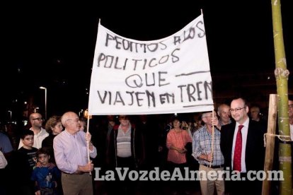 Concentración de la Mesa del Ferrocarril en defensa del tren en Almería. Fotos: Néstor Cánovas.