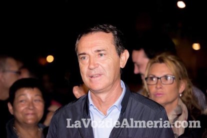 Concentración de la Mesa del Ferrocarril en defensa del tren en Almería. Fotos: Néstor Cánovas.