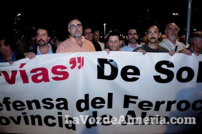 Concentración de la Mesa del Ferrocarril en defensa del tren en Almería. Fotos: Néstor Cánovas.
