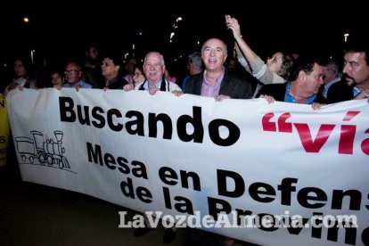 Concentración de la Mesa del Ferrocarril en defensa del tren en Almería. Fotos: Néstor Cánovas.