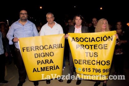 Concentración de la Mesa del Ferrocarril en defensa del tren en Almería. Fotos: Néstor Cánovas.