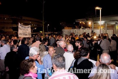 Concentración de la Mesa del Ferrocarril en defensa del tren en Almería. Fotos: Néstor Cánovas.
