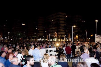 Concentración de la Mesa del Ferrocarril en defensa del tren en Almería. Fotos: Néstor Cánovas.
