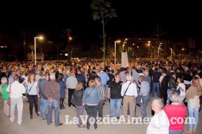 Concentración de la Mesa del Ferrocarril en defensa del tren en Almería. Fotos: Néstor Cánovas.