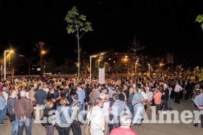 Concentración de la Mesa del Ferrocarril en defensa del tren en Almería. Fotos: Néstor Cánovas.