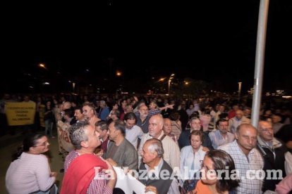 Concentración de la Mesa del Ferrocarril en defensa del tren en Almería. Fotos: Néstor Cánovas.