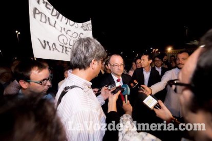 Concentración de la Mesa del Ferrocarril en defensa del tren en Almería. Fotos: Néstor Cánovas.