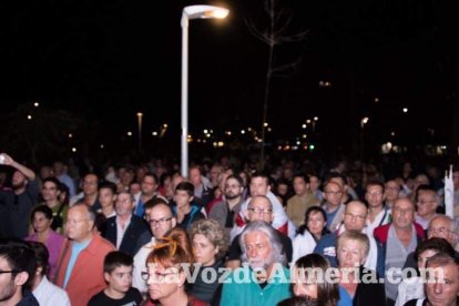 Concentración de la Mesa del Ferrocarril en defensa del tren en Almería. Fotos: Néstor Cánovas.