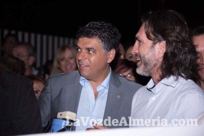 Concentración de la Mesa del Ferrocarril en defensa del tren en Almería. Fotos: Néstor Cánovas.