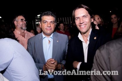 Concentración de la Mesa del Ferrocarril en defensa del tren en Almería. Fotos: Néstor Cánovas.