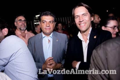 Concentración de la Mesa del Ferrocarril en defensa del tren en Almería. Fotos: Néstor Cánovas.