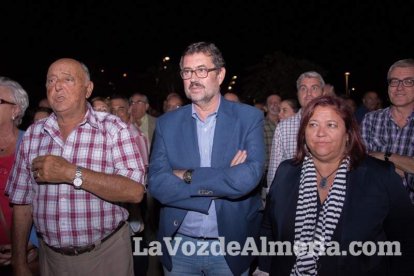 Concentración de la Mesa del Ferrocarril en defensa del tren en Almería. Fotos: Néstor Cánovas.
