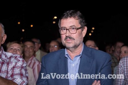 Concentración de la Mesa del Ferrocarril en defensa del tren en Almería. Fotos: Néstor Cánovas.