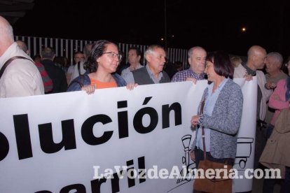Concentración de la Mesa del Ferrocarril en defensa del tren en Almería. Fotos: Néstor Cánovas.