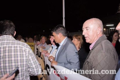 Concentración de la Mesa del Ferrocarril en defensa del tren en Almería. Fotos: Néstor Cánovas.