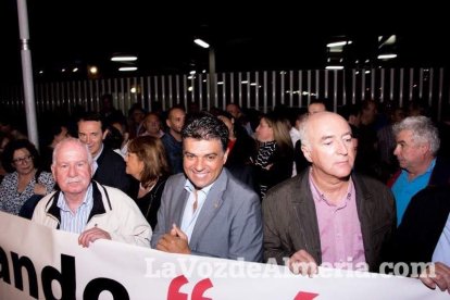 Concentración de la Mesa del Ferrocarril en defensa del tren en Almería. Fotos: Néstor Cánovas.