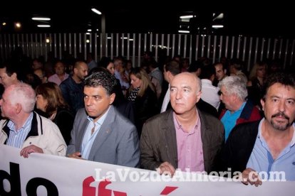 Concentración de la Mesa del Ferrocarril en defensa del tren en Almería. Fotos: Néstor Cánovas.
