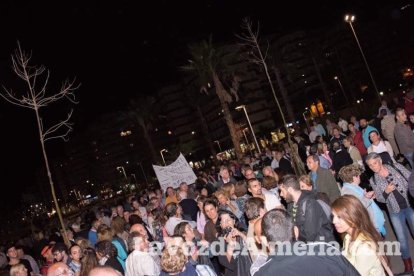 Concentración de la Mesa del Ferrocarril en defensa del tren en Almería. Fotos: Néstor Cánovas.